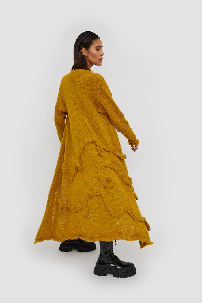 What a unique fully hand knitted winter coat that makes us dream about a wonderland in a romantic world full of magic and joy.